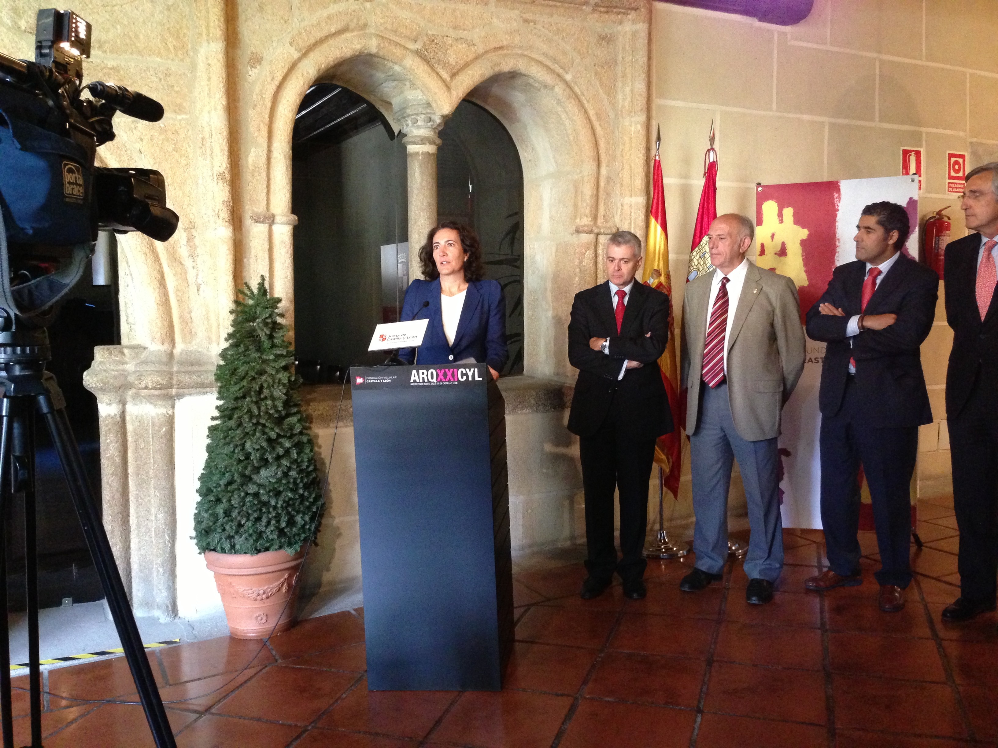 La exposición itinerante «ARQXXICYL» de la Fundación Villalar-Castilla y León arrancó en Ávila.