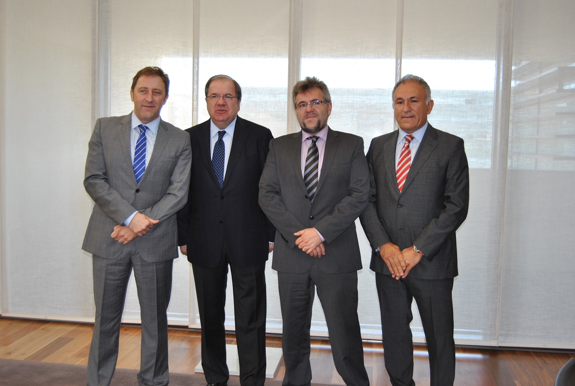 NOTICIAS DE UN VERANO «NARANJA»: UNO > EL SECTOR TIC DE CASTILLA Y LEÓN SE REÚNE CON EL PRESIDENTE DE LA JUNTA, JUAN VICENTE HERRERA.